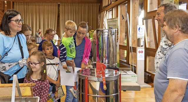 Das Interesse am internationalen Tag der Honigbiene ist gro.  | Foto: Wilfried Dieckmann