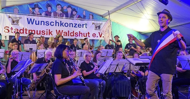 Lssig und souvern: Bockgewinner Chri...le dirigiert die Stadtmusik Waldshut.   | Foto:  