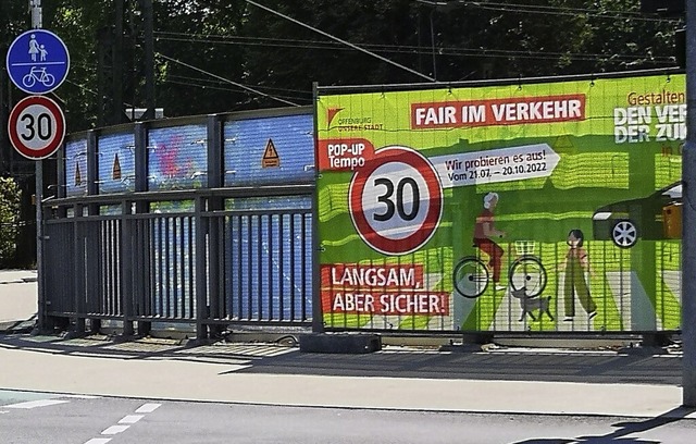 Das Plakat, das fr Pup-up-Tempo 30 wirbt, sorgt fr Fragenzeichen.  | Foto: Ralf Burgmaier
