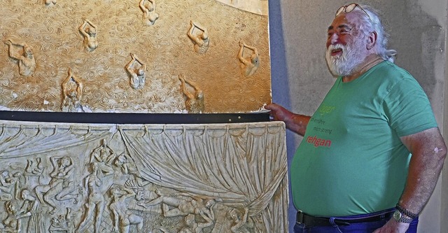 Mit Begeisterung fhrt Oswald Blank durch die Ausstellung.  | Foto: Karl Braun