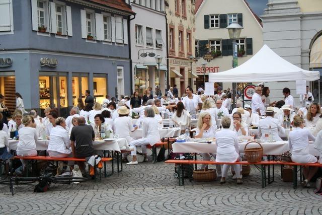Offenburg ldt am Samstag zum White Dinner vor dem Rathaus