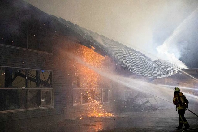 Die Lscharbeiten an der Lagerhalle ei...chstetten zogen sich ber Stunden hin.  | Foto: Hubert Gemmert