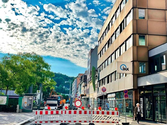 Durchfahrt verboten heit es bei der E...trae. Die Baustelle hlt bis 2024 an.  | Foto: Barbara Ruda