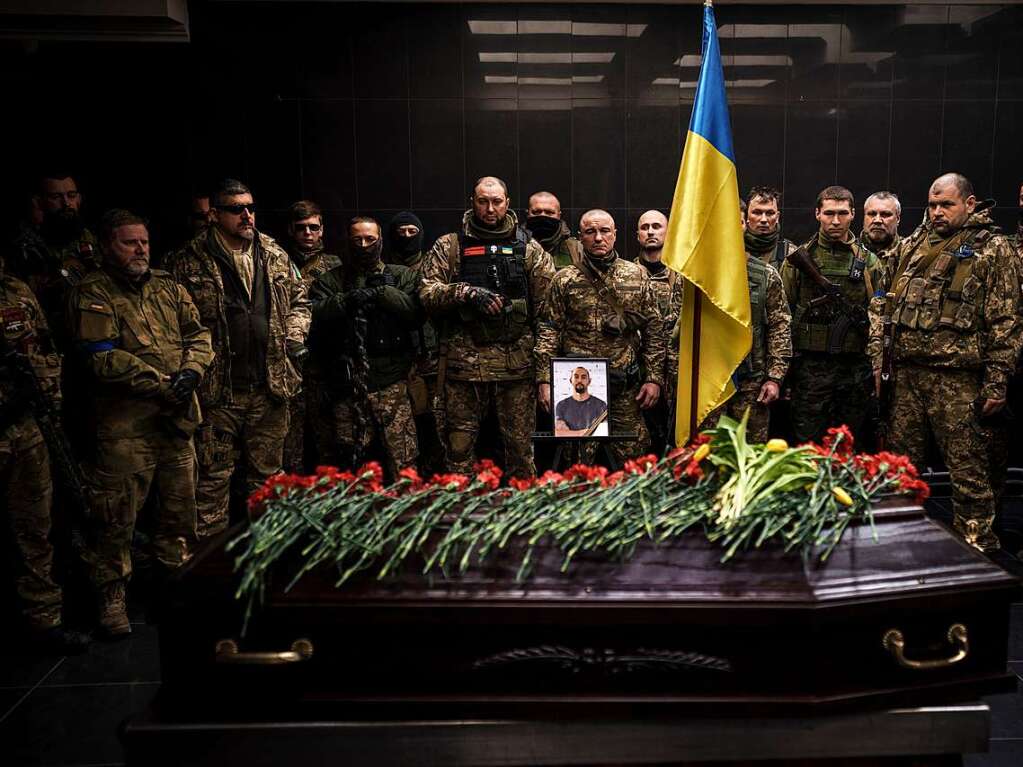 Ukrainische Soldaten nehmen an der Trauerfeier fr den Marinesoldaten Alexandr Khovtun teil. Khovtun starb im Kampf in der Stadt Huta-Mezhyhirska, nrdlich von Kiew.