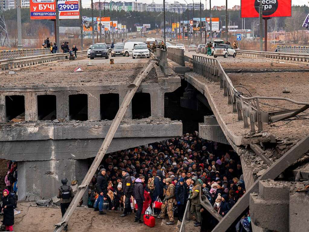 Ukrainer drngen sich unter einer zerstrten Brcke, als sie versuchen, ber den Fluss Irpin in den Auenbezirken von Kiew zu fliehen.