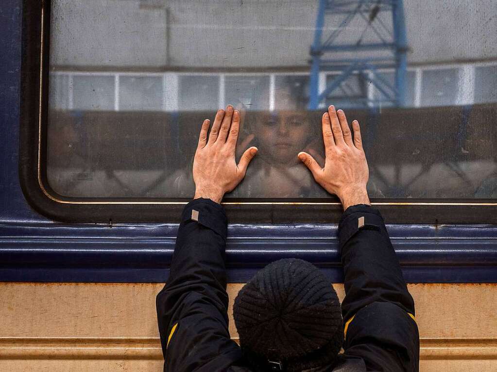 Aleksander  drckt seine Handflchen gegen das Fenster, whrend er sich von seiner Tochter Anna  in einem Zug nach Lemberg am Bahnhof verabschiedet. Aleksander muss zurckbleiben, um im Krieg zu kmpfen.