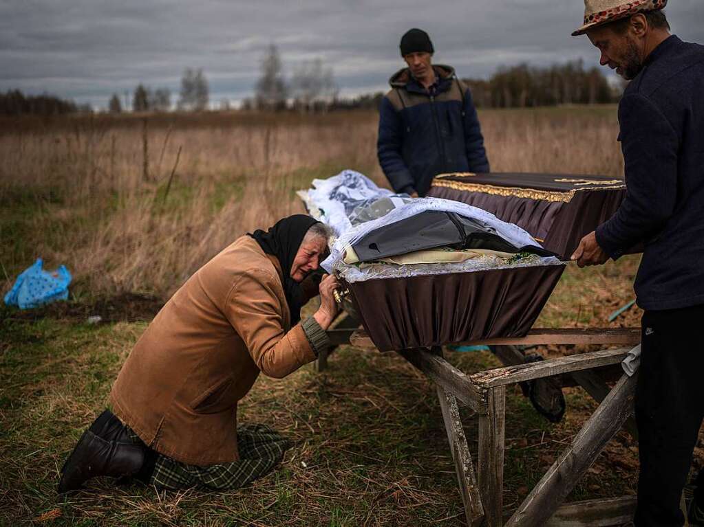 Nadiya Trubchaninova  weint, whrend sie den Sarg ihres Sohnes Vadym hlt, der am 30. Mrz von russischen Soldaten in Butscha gettet wurde, whrend seiner Beerdigung auf dem Friedhof von Mykulychi am Rande von Kiew.