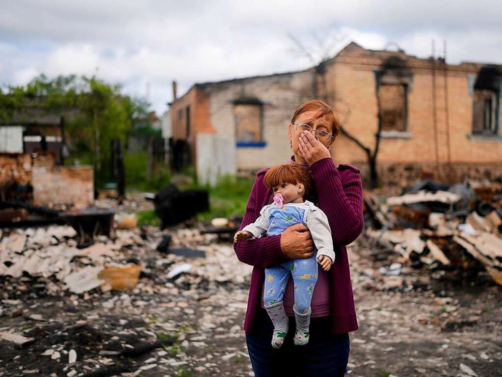 Nila Zelinska hlt eine Puppe, die ihrer Enkelin gehrt und die sie in ihrem zerstrten Haus in Potashnya am Stadtrand von Kiew gefunden hat.