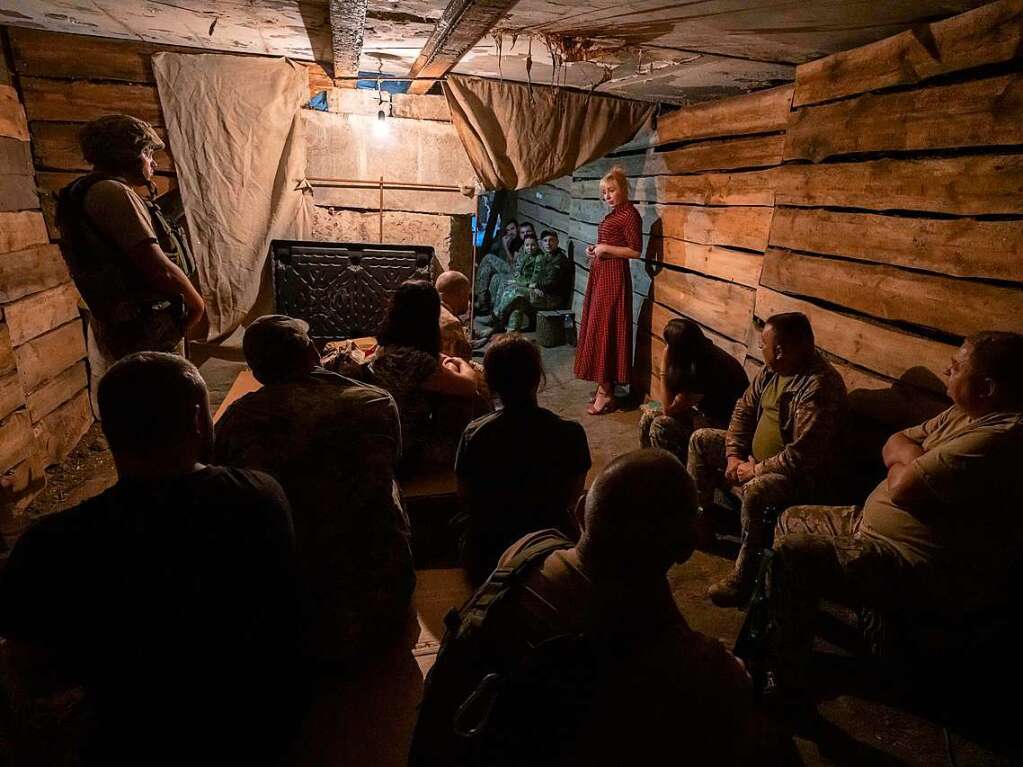 Die freiwillige Sanitterin Nataliia Voronkova (oben rechts) gibt Soldaten in einem Luftschutzkeller eine taktische medizinische Schulung, whrend die Luftschutzsirenen ertnen.