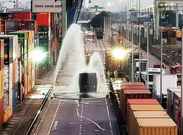 Der Container wird mit Wasser gekhlt  | Foto: Dieter Leder (dpa)