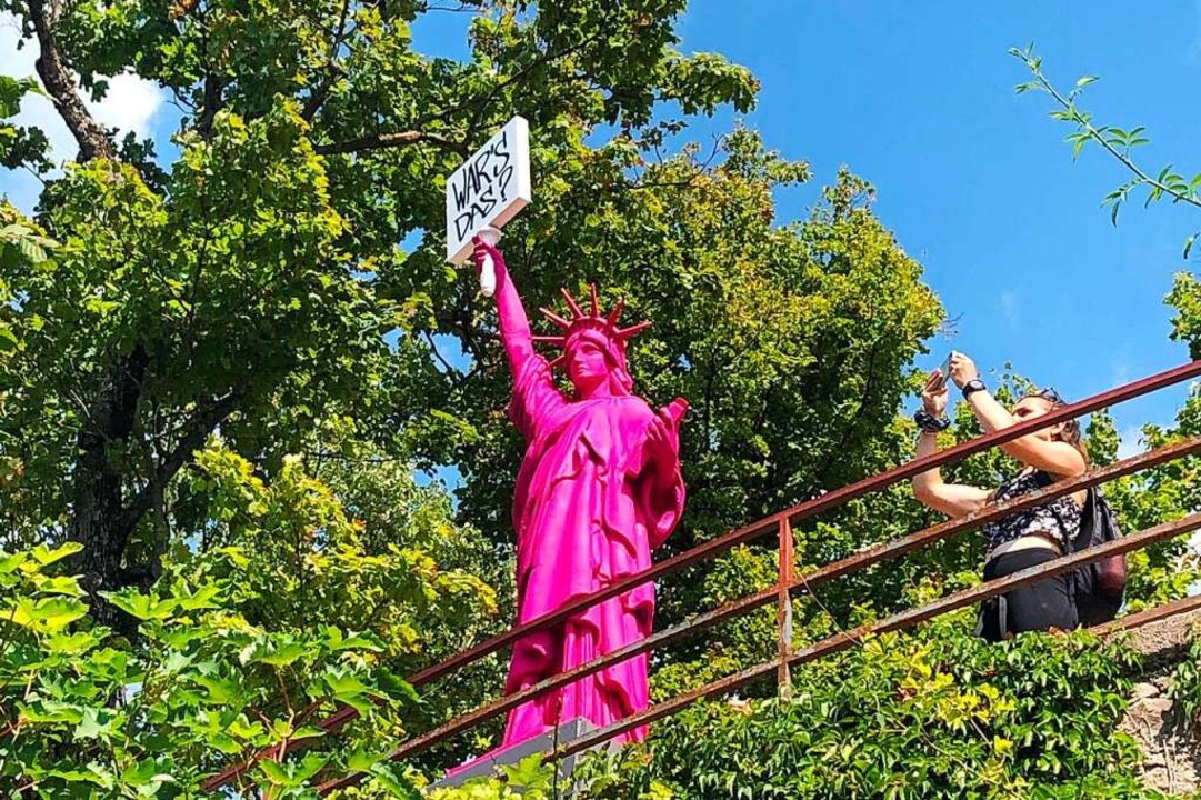 In Pink gegen das Freiburger Clubsterben: Eine Statue auf dem Kanonenplatz  | Foto: Jennifer Fuchs