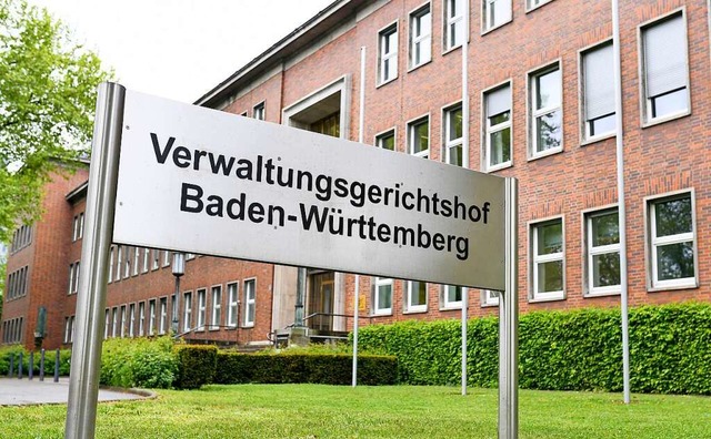 Das Landratsamt Breisgau-Hochschwarzwa...des Landes gegen Heitersheim gestellt.  | Foto: Uwe Anspach (dpa)