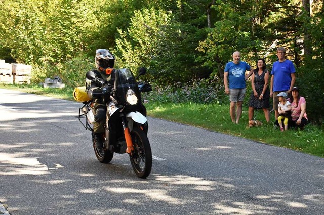 Anwohner im oberen Wagensteigtal am Ku...indigkeitsbegrenzung fr den Verkehr.   | Foto: Thomas Biniossek