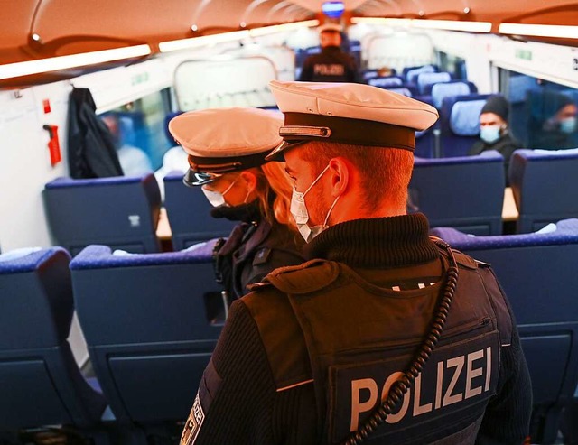 Beamte der Bundespolizei bei einer Kontrolle in einem Zug (Symbolbild)  | Foto: Arne Dedert (dpa)
