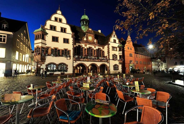 Das historische Rathaus in der Freibur...dt wird nachts nicht mehr angestrahlt.  | Foto: Thomas Kunz