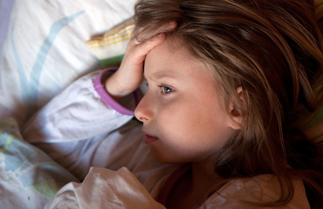 Heftiger Schmerz: Kinder brauchen bei Migr&auml;ne vor allem Ruhe.  | Foto: Silvia Marks/dpa-tmn