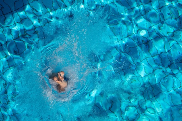 Einfach abtauchen und beim Schwimmen Stress und Sorgen vergessen.  | Foto: Sebastian Gollnow/dpa/dpa-tmn