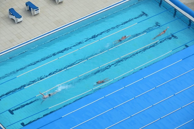 Beim Ausdauertraining im Wasser schonen Sportler ihre Gelenke.  | Foto: Andrea Warnecke/dpa-tmn