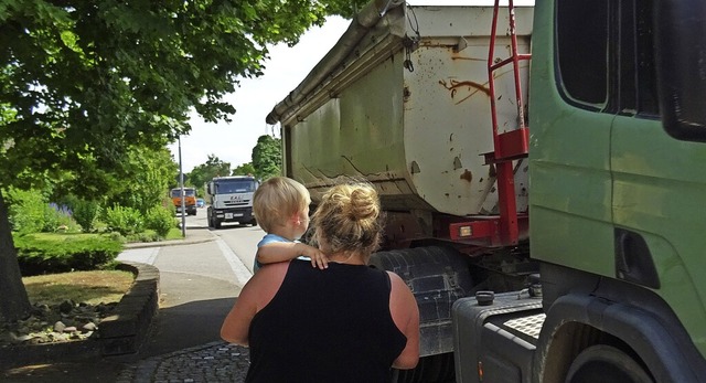 Laster an Laster &#8211; dieses Bild kennt man in Hartheim seit Jahren.  | Foto: Werner Hau