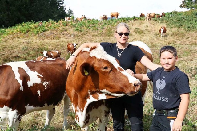 Anja Baur mit Neffe Dominik und Kuh Helga auf der Weide  | Foto: Otto Schnekenburger