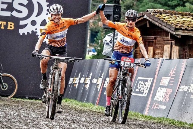 Hand in Hand ins Ziel: Bettina Janas (links) und Adelheid Morath.  | Foto: sportograf