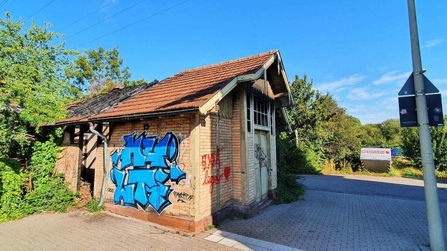 Ob die Brandruine am Haagener Bahnhof abgerissen wird, ist weiter unklar.  | Foto: Maja Tolsdorf