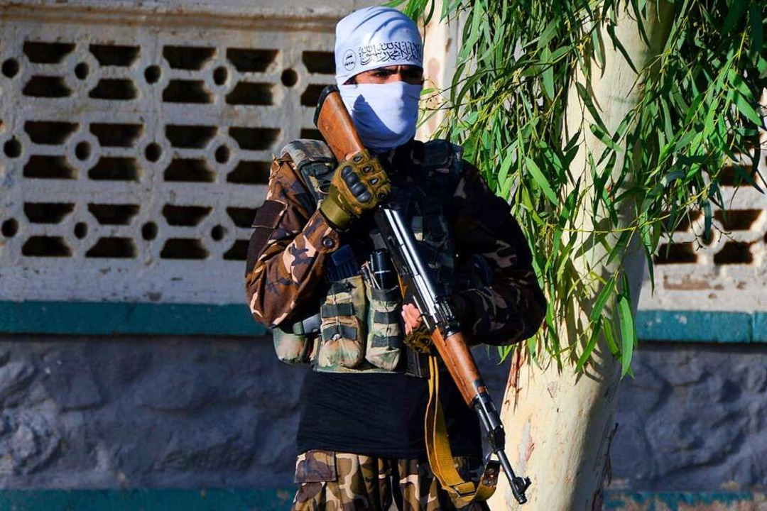 Alltag in Afghanistan: Ein Taliban-Kmpfer hlt Wache in Kandahar  | Foto: JAVED TANVEER (AFP)