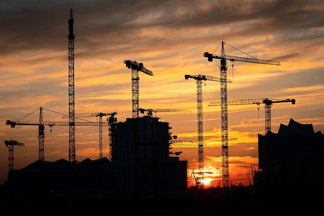 Die Krne verschiedener Baustellen in ...ch im Sonnenuntergang ab. (Symbolbild)  | Foto: Christian Charisius (dpa)