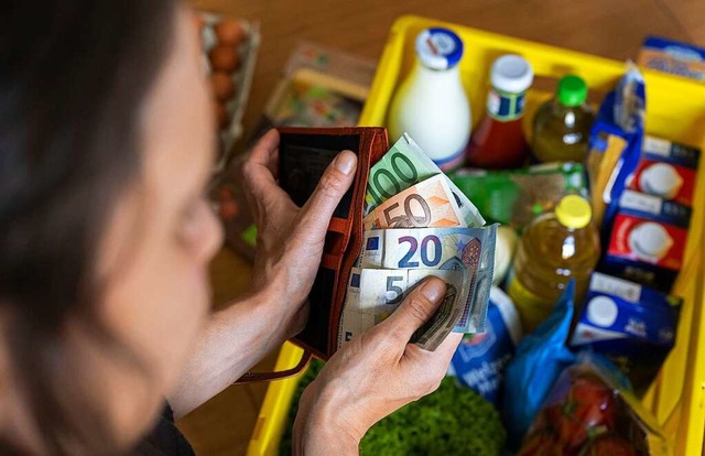 Die Lebenshaltungskosten haben zugenommen.   | Foto: Hendrik Schmidt (dpa)