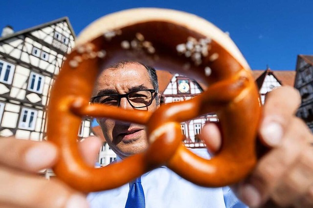 Findet schwbische Brezeln am besten: Cem zdemir  | Foto: Marijan Murat (dpa)