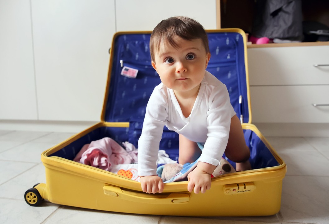 Alles dabei? Packlisten erleichtern die Reisevorbereitung mit Kindern.  | Foto: Mascha Brichta/dpa Themendienst/dpa-tmn