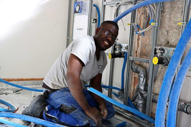 Fabrice Toumanga Djiedeu kam vor acht ...fung zum Anlagenmechaniker absolviert.  | Foto: Martha Weishaar