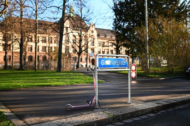 Der Junge wurde 2019 auf dem Heimweg v...hule (Gebude im Hintergrund) gettet.  | Foto: Jonas Hirt