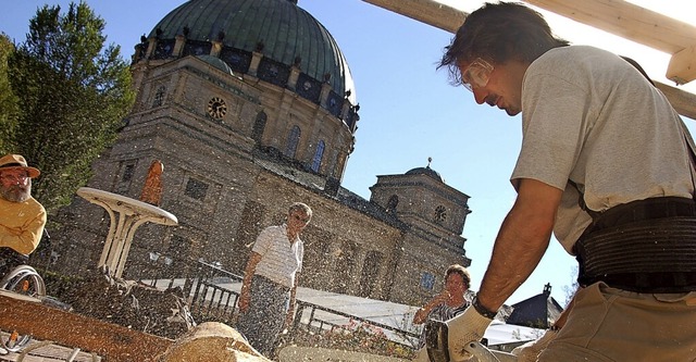 Beim Holzbauersymposium kamen in den v... Jahren  auch Kettensgen zum Einsatz.  | Foto: Kathrin Blum