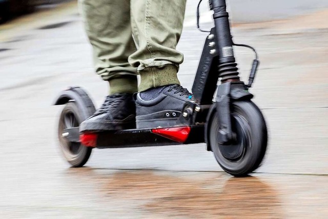 Seit 2019 sind E-Scooter vor allem auf...e  ein beliebtes Fortbewegungsmittel.   | Foto: Christoph Soeder (dpa)