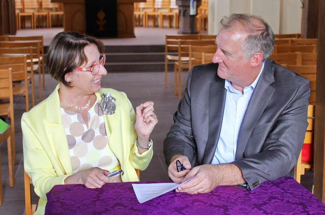 Bürgermeisterin Christine Trautwein-Do...der Unterzeichnung des Förderdokuments  | Foto: Rolf Reißmann