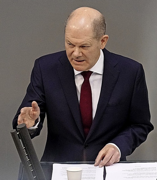 Bundeskanzler Olaf Scholz spricht am 27. Februar im Bundestag.  | Foto: Kay Nietfeld (dpa)