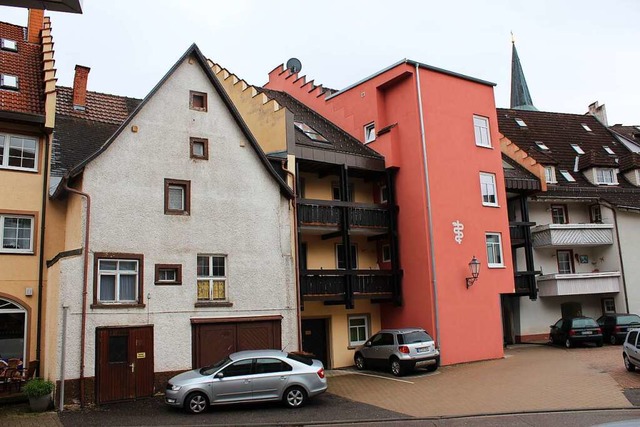 Es sieht so aus, als knnte das Haus Schlenker abgerissen werden.  | Foto: Christa Maier