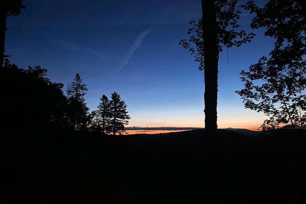 Eine Sonnenaufgangswanderung Auf Den Belchen Bietet Herrliche ...