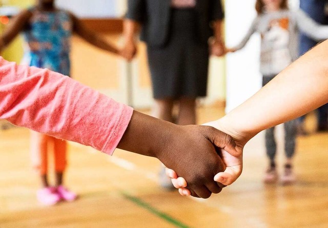 Integration muss schon frh ansetzen, am besten im Kindergarten.  | Foto: Christian Charisius (dpa)