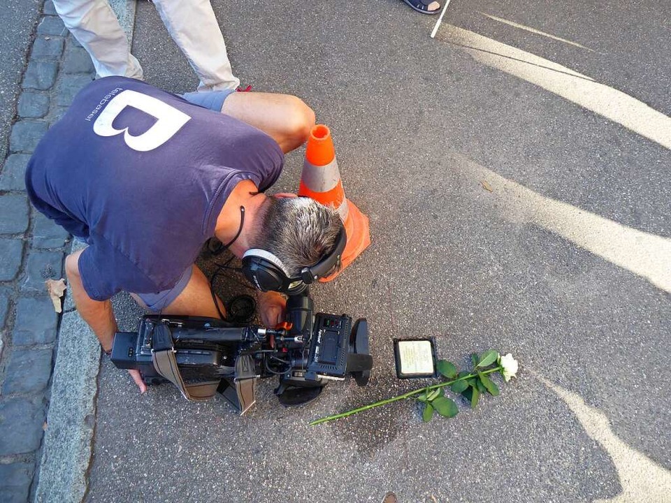 Ein Kameramann hält den Stolperstein für Edmée Hirsch im Bild fest.  | Foto: Ulrich Tromm