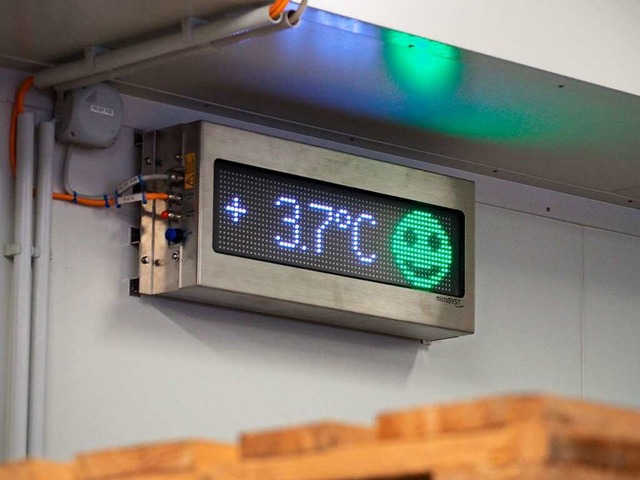 Ein Thermometer im Khlhaus eines Unte... die Temperatur neben einem Smiley an.  | Foto: -