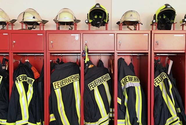 Fr Einstze aller Art (fast) immer be...nk mit Jacken und Helmen der Feuerwehr  | Foto: Bernd Wstneck