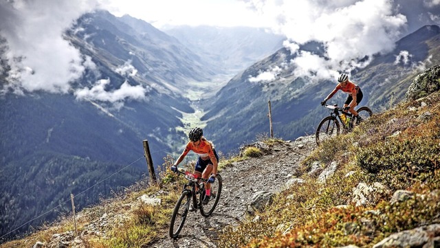 Alles andere als eine Kaffeefahrt: Ade...) und Bettina Janas in alpinem Gelnde  | Foto: sportograph