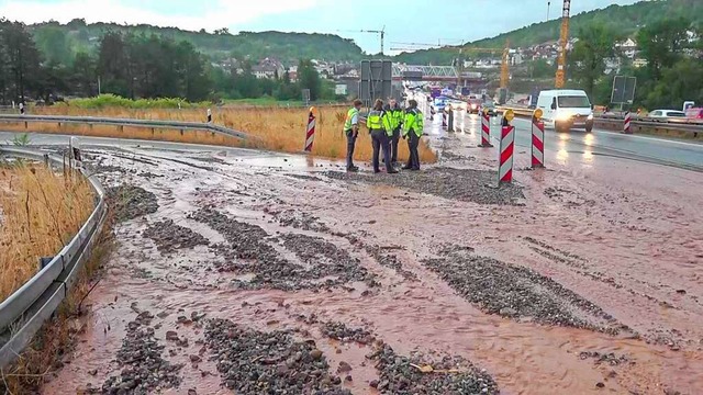 Gerll und berflutungen blockieren na...arkregen die Autobahn A8 bei Pforzheim  | Foto: Waldemar Gress (dpa)