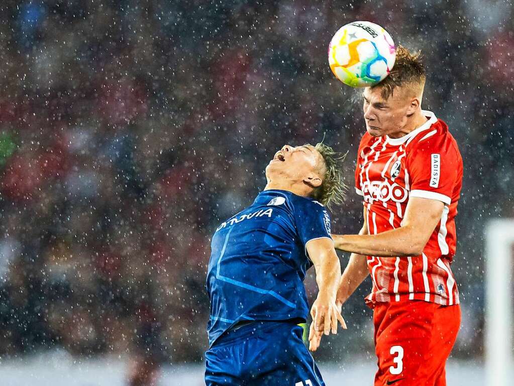 Bochums Takuma Asano (links) in Aktion gegen Philipp Lienhart.