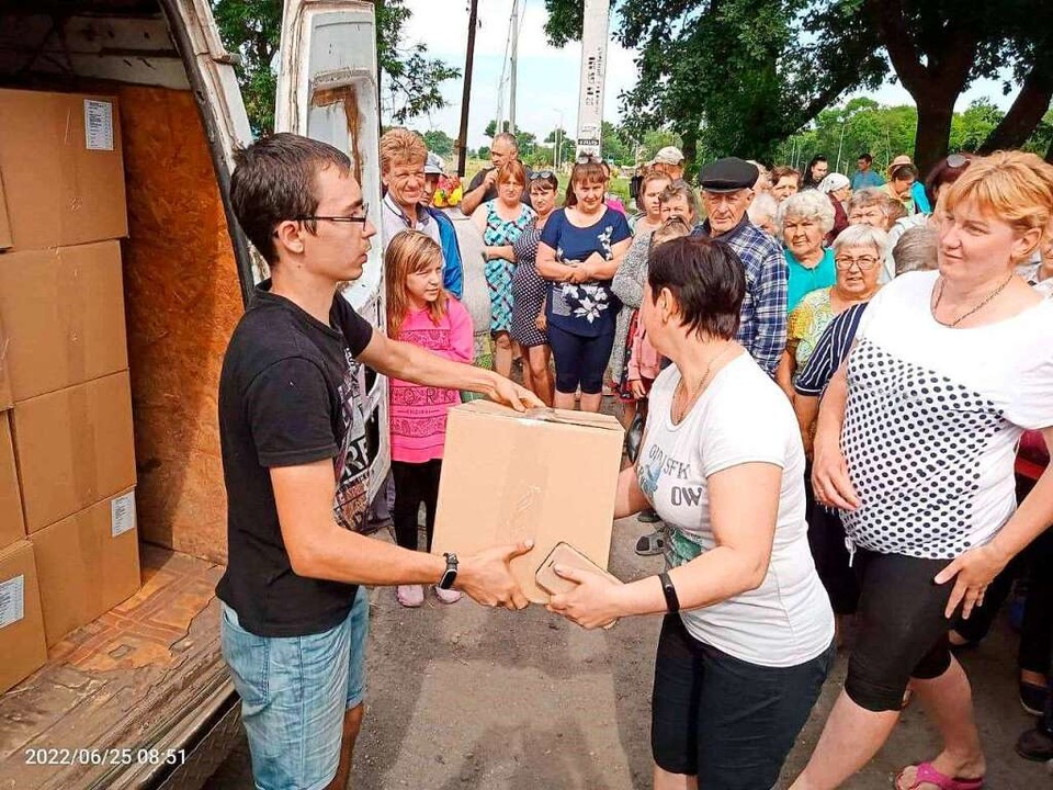 Eine Hilfslieferung aus Weil am Rhein wird in Kiew verteilt.  | Foto: Thomas Harms