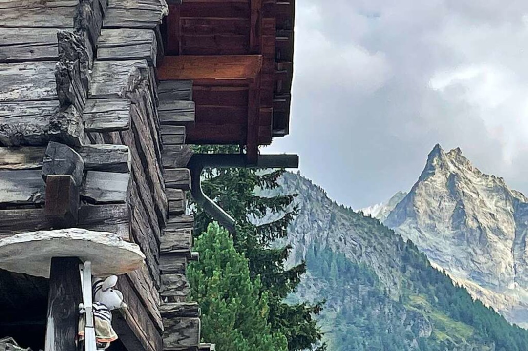 Traditionelle Bauweise: Mit den Steinp...ohner, Nagetiere vom Heu fernzuhalten.  | Foto: Anselm Buhoff