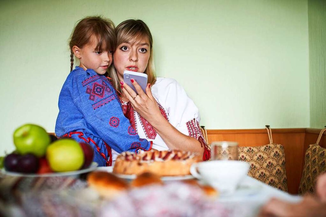 Mutter Natalia Akulova mit Tochter Ann...dung &#8211; auch am Nationalfeiertag.  | Foto: Michael Bode