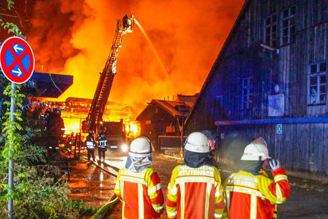 Nach einem Blitzeinschlag in Weingarte...meter groe Lagerhalle in Flammen auf.  | Foto: Waldemar Gress (dpa)